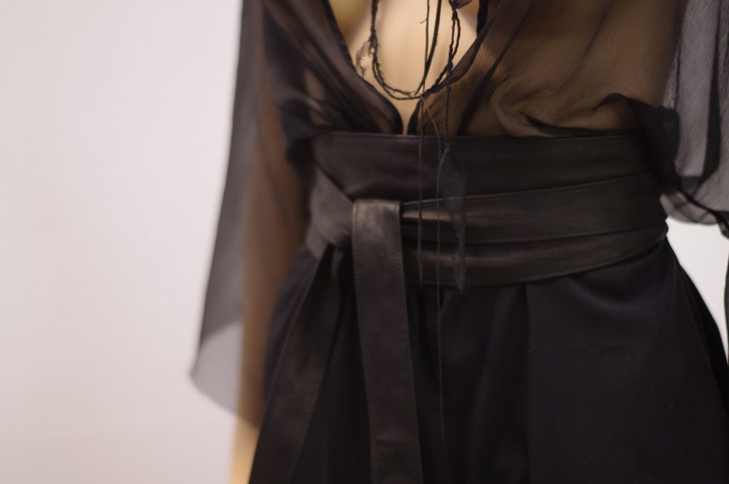 combinaison soie vêtement de créateur ceinture obi cuir noir made in france